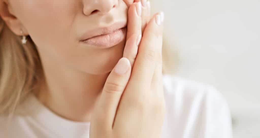 When to see a dentist for mouth infections warning signs to watch