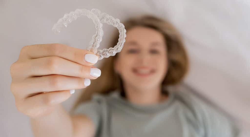 clear retainers straighten teeth as an adult