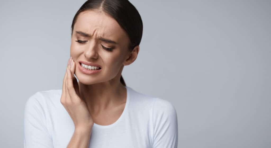 woman tooth pain not replacing teeth risks