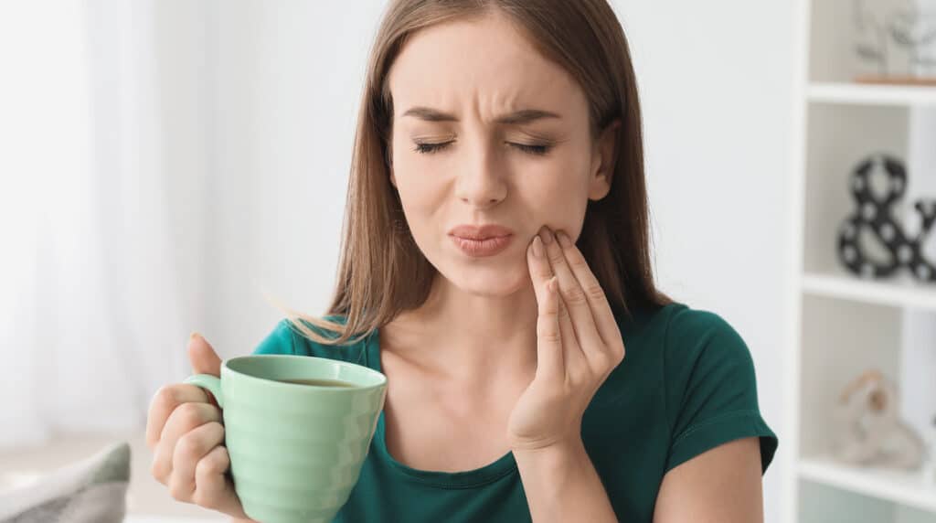 woman with tooth pain early emergency dental warning signs